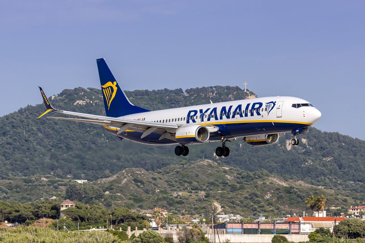 Ryanair slashes flights in Greece and 700,000 seats will disappear this winter
