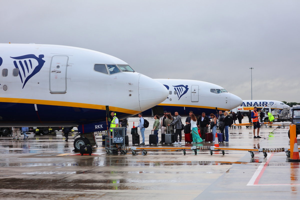 Ryanair Flight From Murcia To Luton Begins Smoking As Passengers Ready To Board