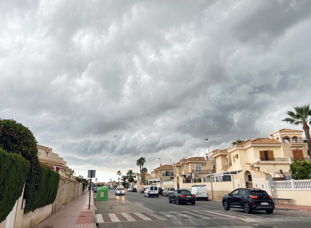 AEMET warns violent dry storms could hit these parts of Spain within hours