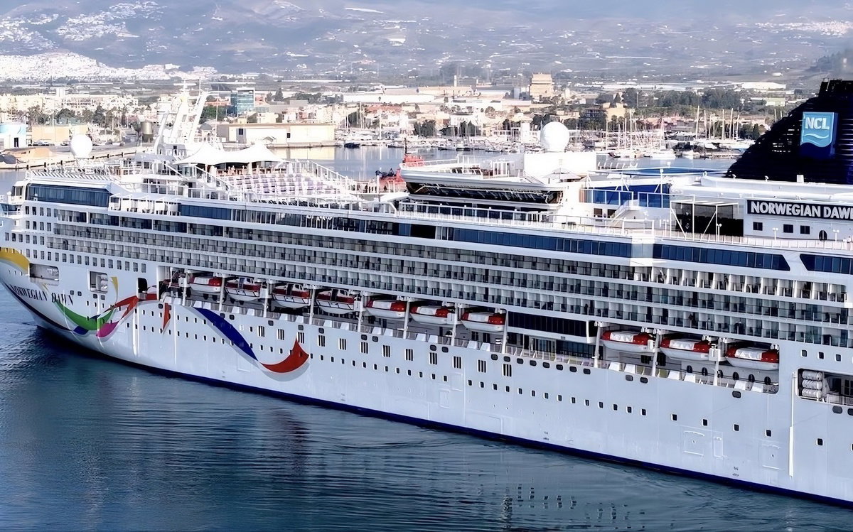 Seabourn Quest and Norwegian Dawn dock with thousands of tourists, sparking local excitement