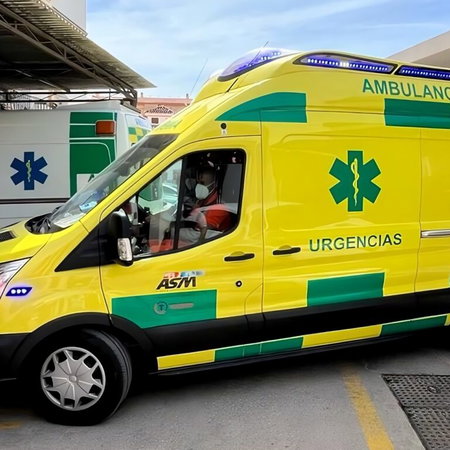 Official DGT image showing a car stopped on a road at night using a connected V16 emergency warning light in Spain.