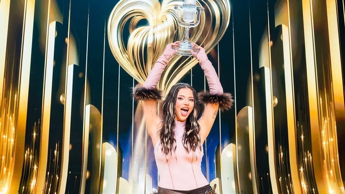 Dara lifts the 2026 Eurovision trophy.