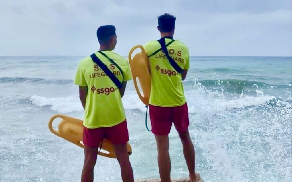 Torremolinos lifeguards save woman from cardiac arrest on the beach