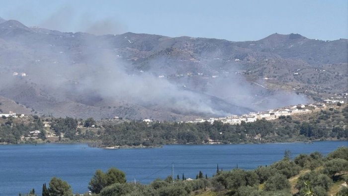 Wildfire breaks out near Viñuela in Malaga Province.