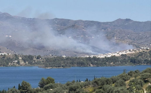 Wildfire breaks out near Viñuela in Malaga Province.