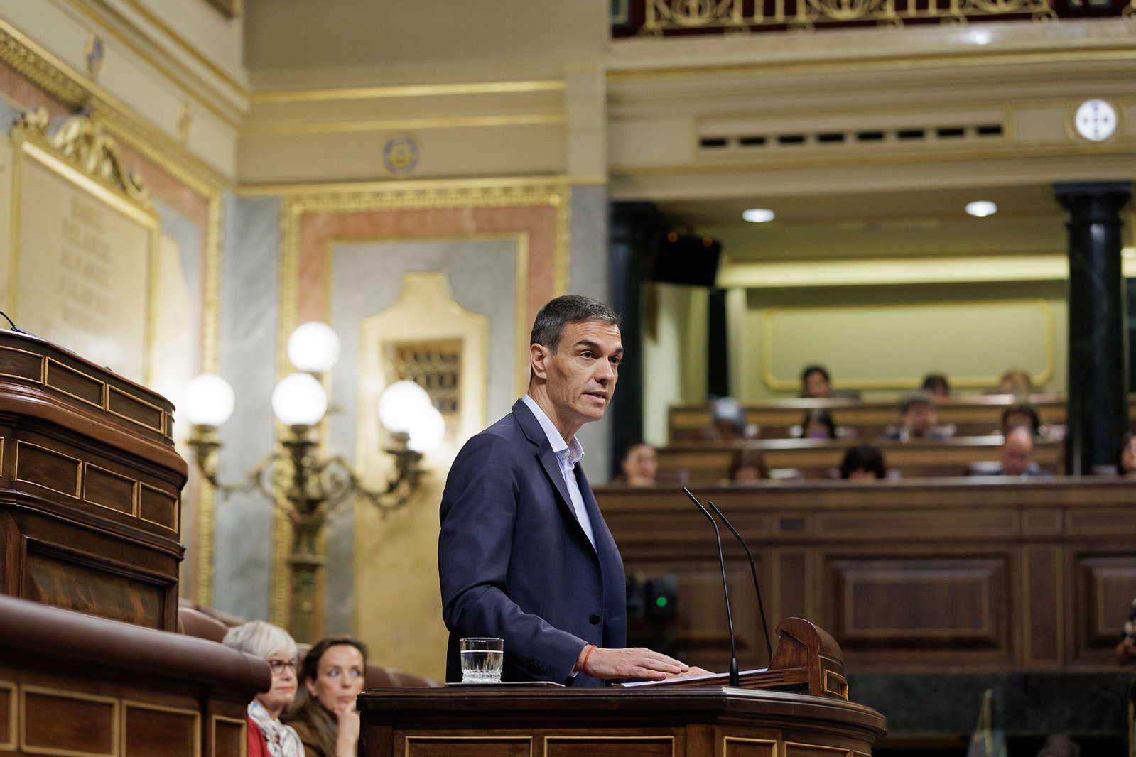 Spanisches Parlament unterstützt Antrag, der Pedro Sánchez zum Rücktritt ...