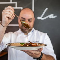 Chef putting the finishing touches to a dish at La Galeria de la Mirada.