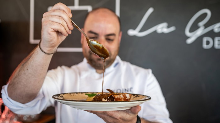 Chef putting the finishing touches to a dish at La Galeria de la Mirada.