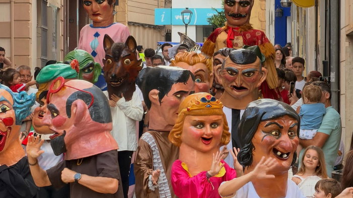 Giant figures parade through Vera