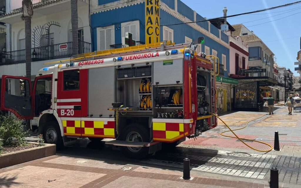 Fuengirola kitchen fire fills centre of town with thick smoke as separate crash causes blaze on A-7