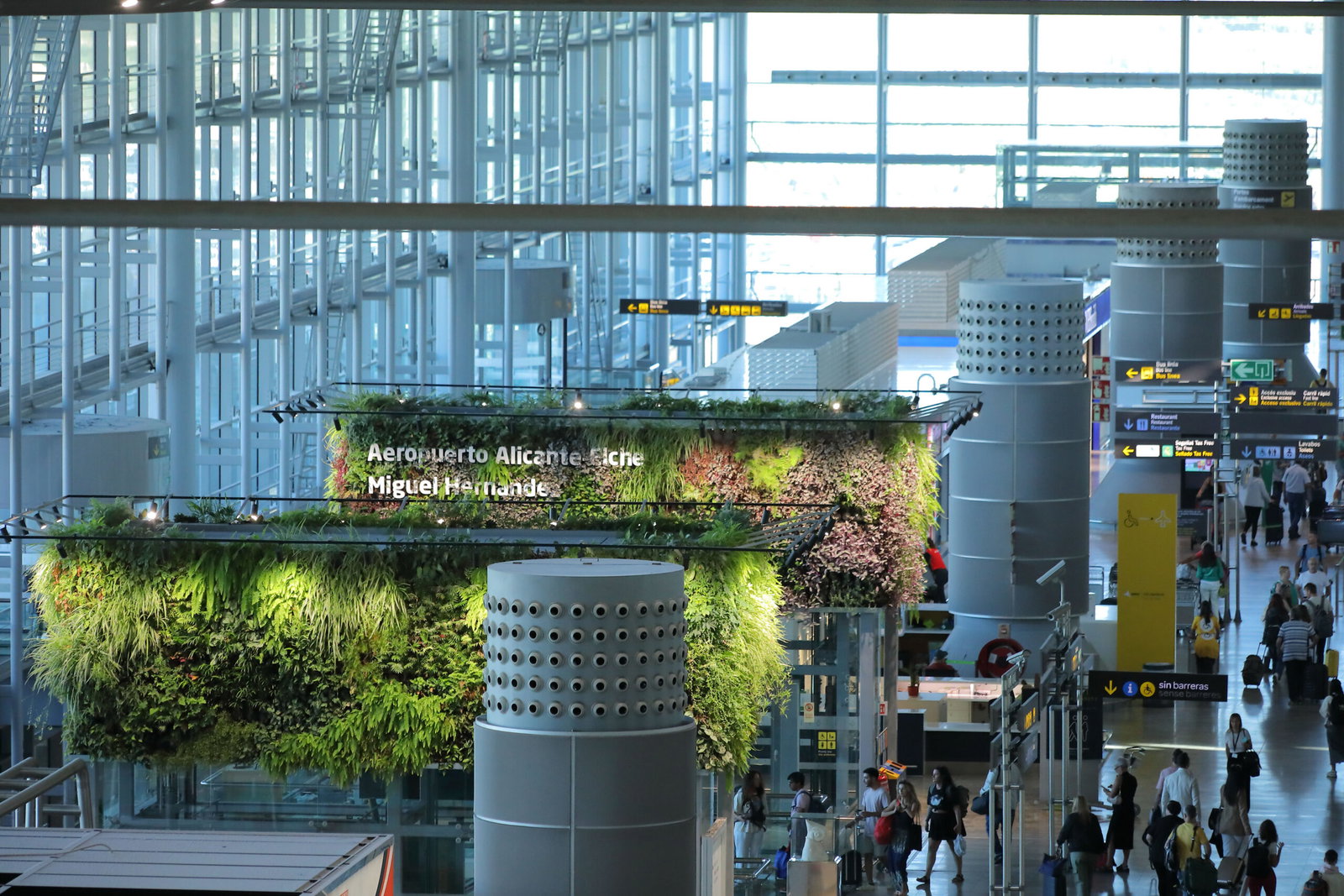 Record airport numbers and travel discounts