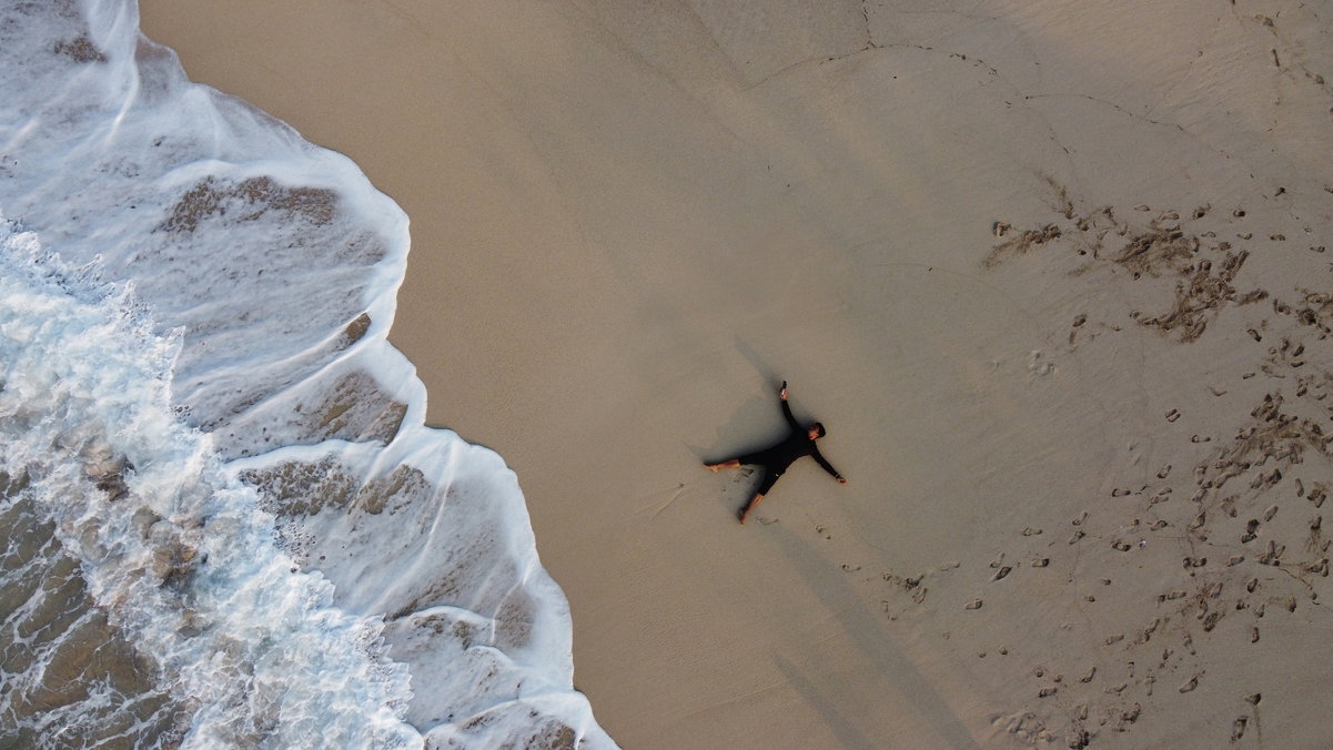 Sleeping on Spain’s beaches. What can get you fined at night