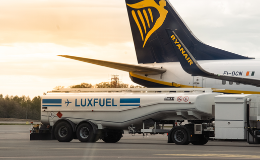 Ryanair flight refuelling.