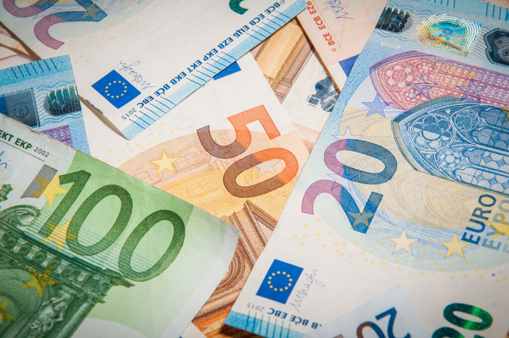 Pound rocked by Labour leadership crisis, US dollar strengthened by Middle East uncertainty