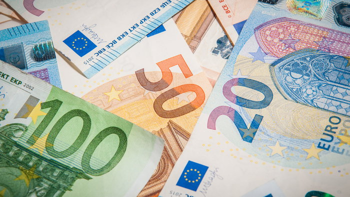 Banknote: 20 euro 50 euro 100 euro thrown on the ground.