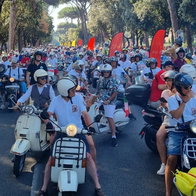 10,000 Vespas bring Rome to standstill.