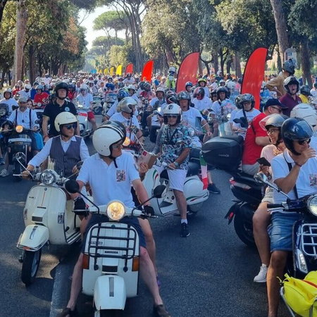 10,000 Vespas bring Rome to standstill.