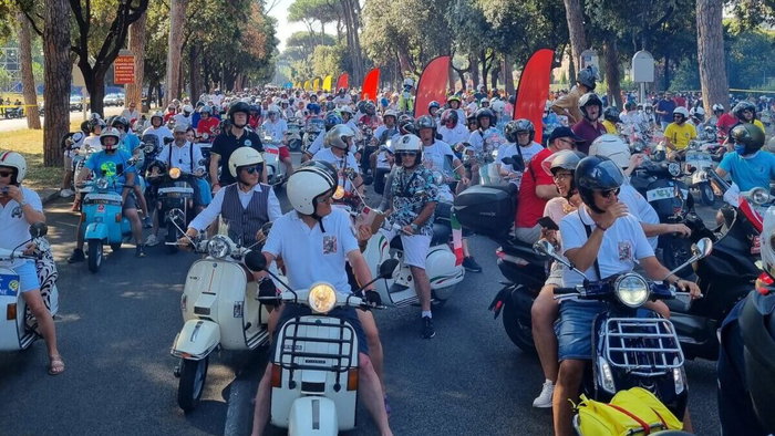 10,000 Vespas bring Rome to standstill.