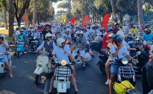 10,000 Vespas bring Rome to standstill.