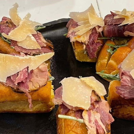 La Tienda pastrami brioche