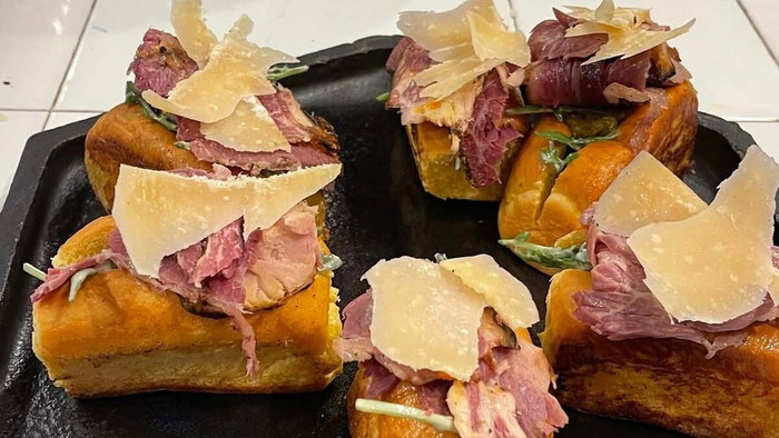 La Tienda pastrami brioche