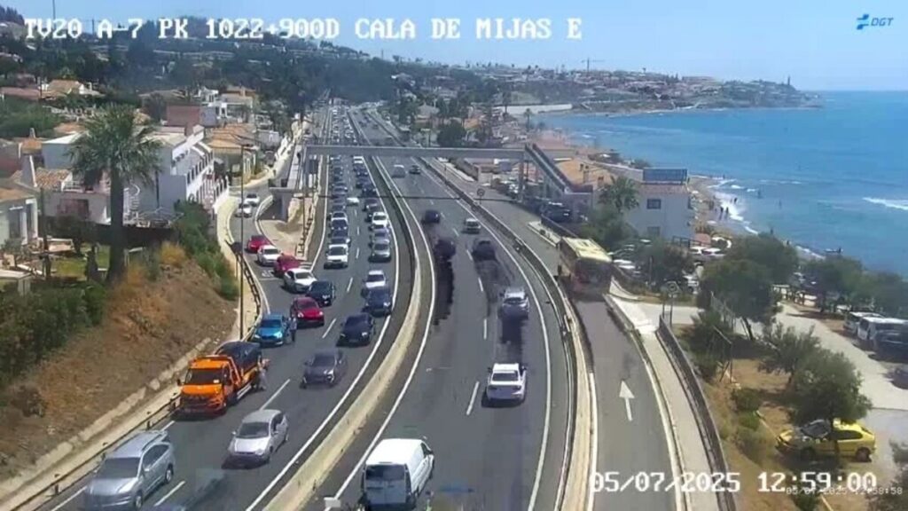 Lorry snags power cable on A-7 in Mijas, creating danger for drivers and residents