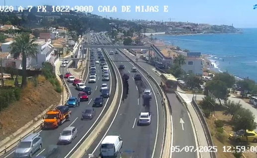 Lorry causes traffic in Mijas