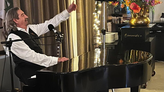 Dave Lewis entertains at private event.