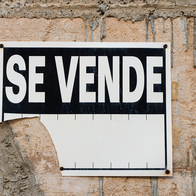 Broken fro sale sign in Spanish.