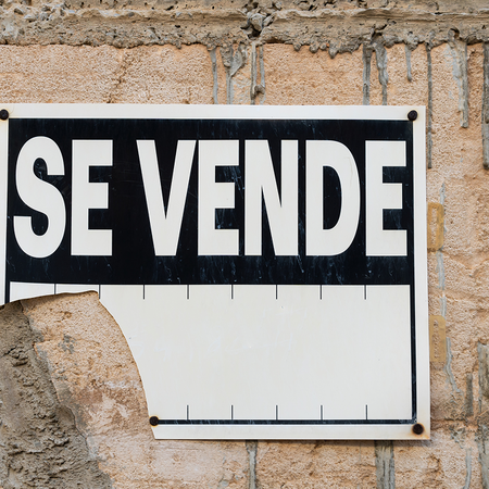 Broken fro sale sign in Spanish.