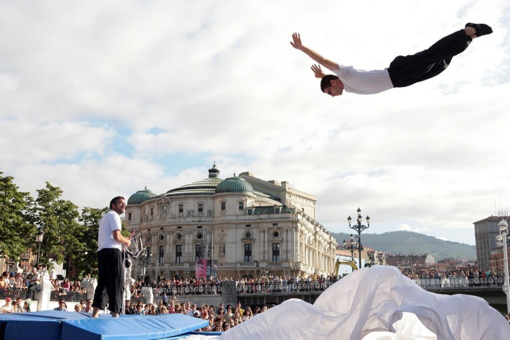 Free contemporary circus festival brings acrobats and clowns to Villajoyosa this July