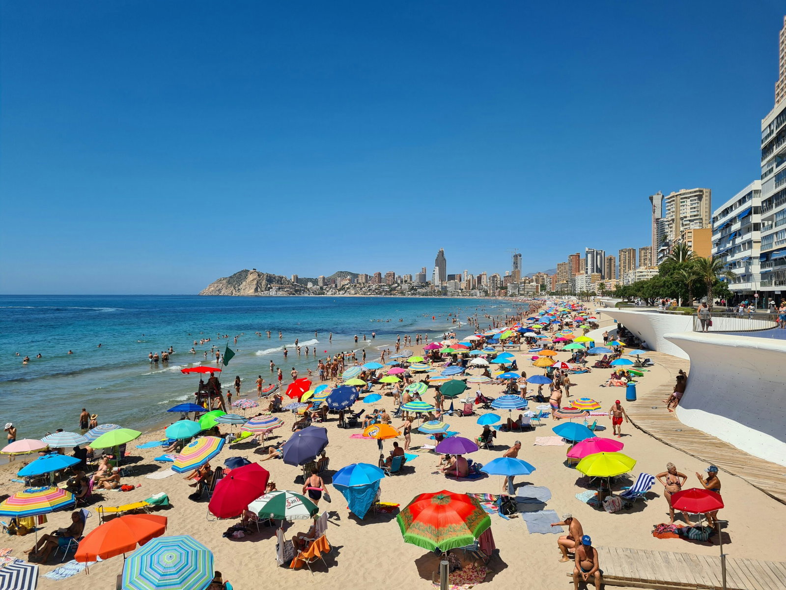 Horror am Strand von Benidorm: Britischer Urlauber greift Kind an und ...