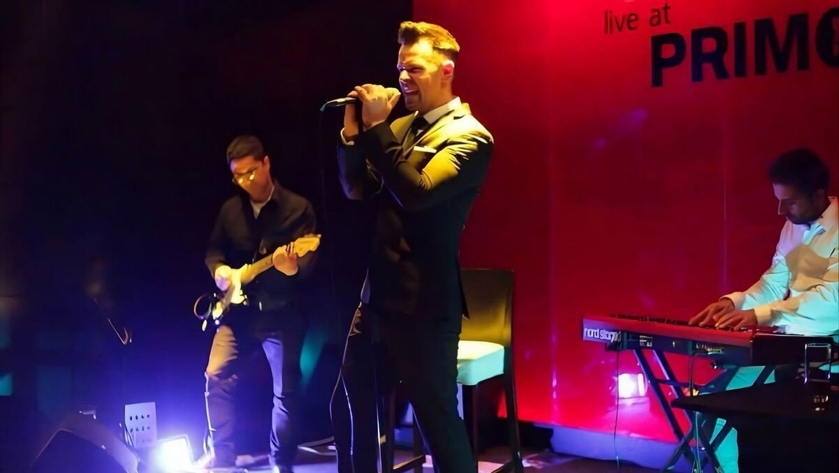 Costa del Sol favourite Peet Rothwell performs in free gig at Fuengirola Bullring