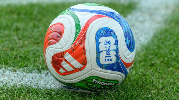 El balón oficial de la Copa Mundial de la FIFA 2026 se encuentra en el campo durante una exhibición.