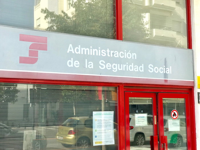 Entrance to a Spanish Social Security office, where new digital notification rules will replace paper letters for many workers from September.