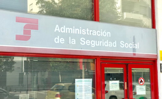 Entrance to a Spanish Social Security office, where new digital notification rules will replace paper letters for many workers from September.