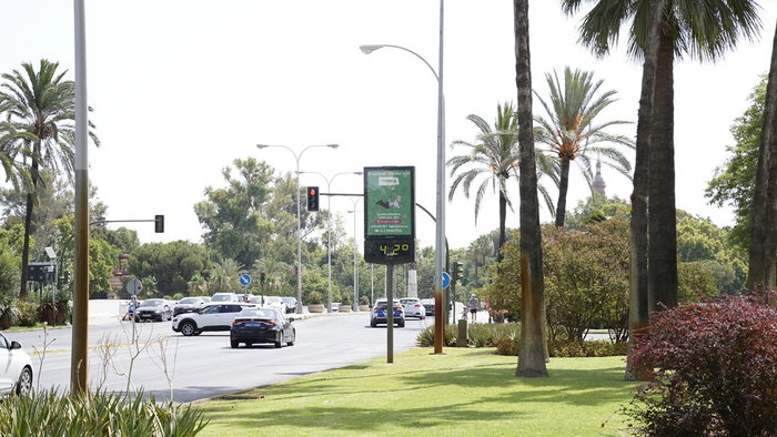 Digital street temperature display showing 42°C on a sunny day in Spain as extreme heat returns ahead of the weekend.