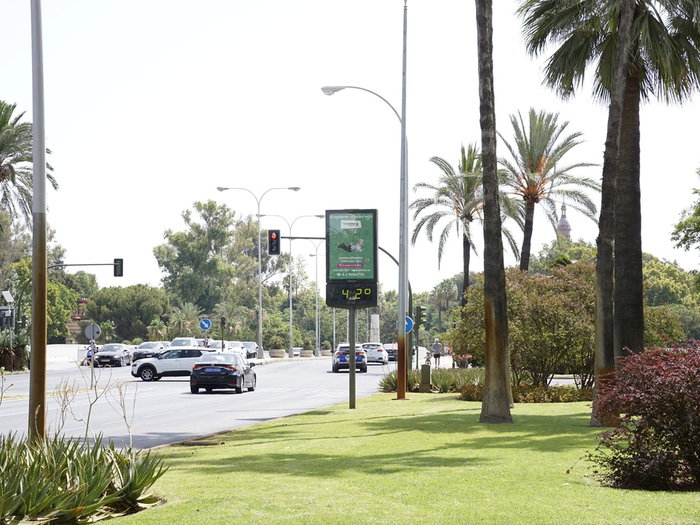 Digital street temperature display showing 42°C on a sunny day in Spain as extreme heat returns ahead of the weekend.