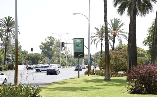 Digital street temperature display showing 42°C on a sunny day in Spain as extreme heat returns ahead of the weekend.