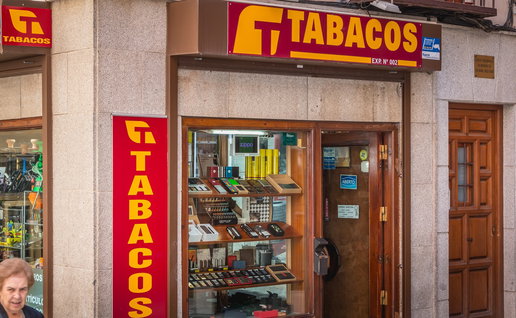 A Spanish tobacconist shop displaying tobacco products following the latest official price update.