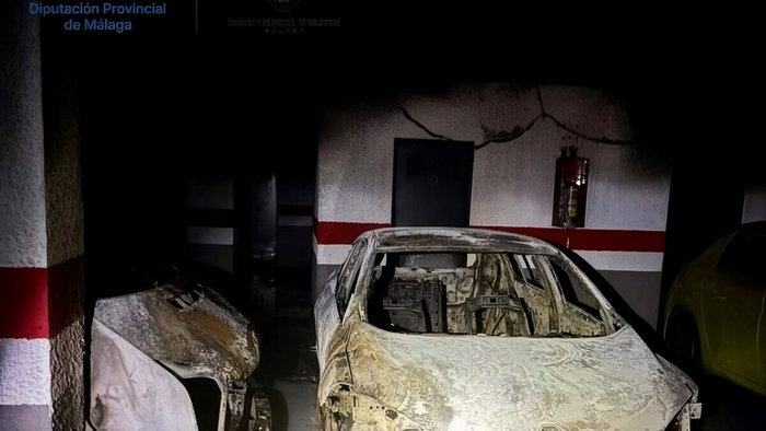 Two vehicles gutted by fire in Manilva car park.