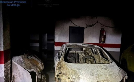 Two vehicles gutted by fire in Manilva car park.