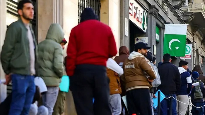 Queue Waiting for extraordinary regularisation of immigrant status.