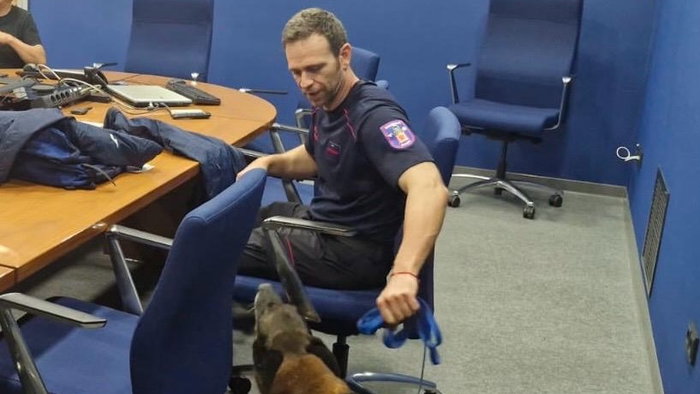 A Murcia firefighter and his dog.