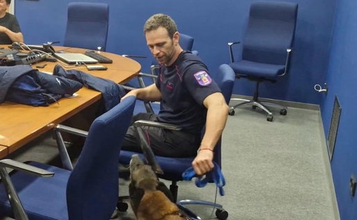 A Murcia firefighter and his dog.