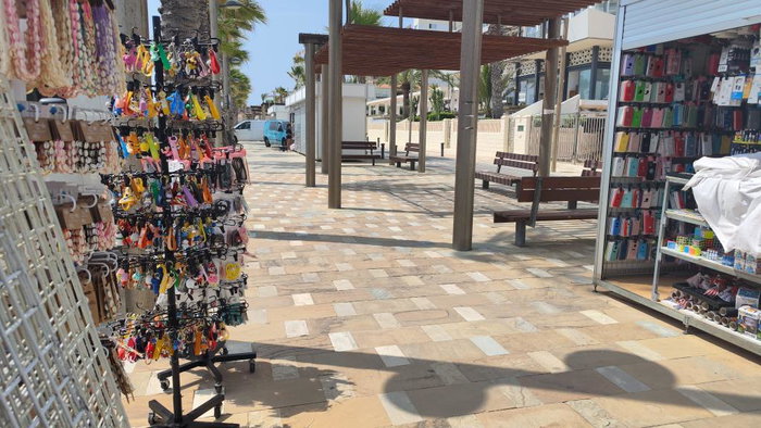 Summer in alicante: Beach craft market returns alongside BeachBus network