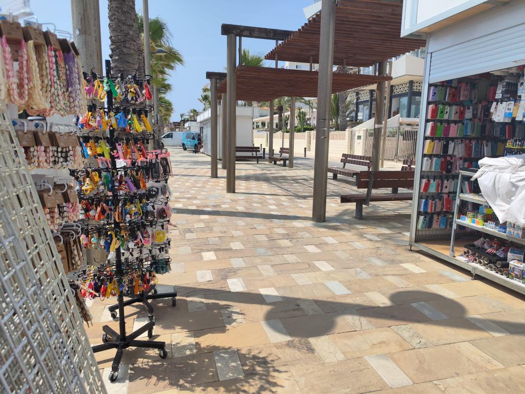Summer in Alicante: Beach craft market returns alongside BeachBus network