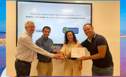 Torrevieja mayor receiving the Family Tourism Seal.