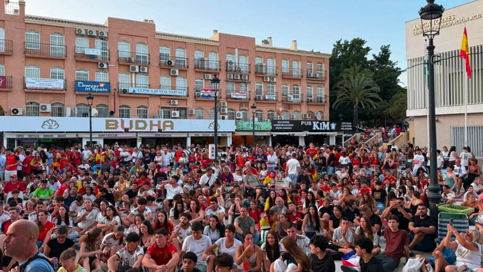 Arroyo de la Miel with lots of Spain fans.