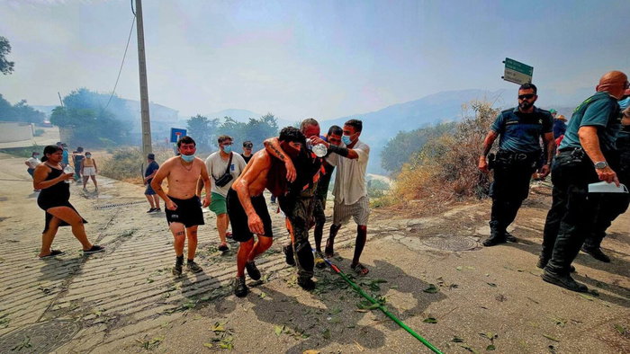 Residents of Competa helping firefighters
